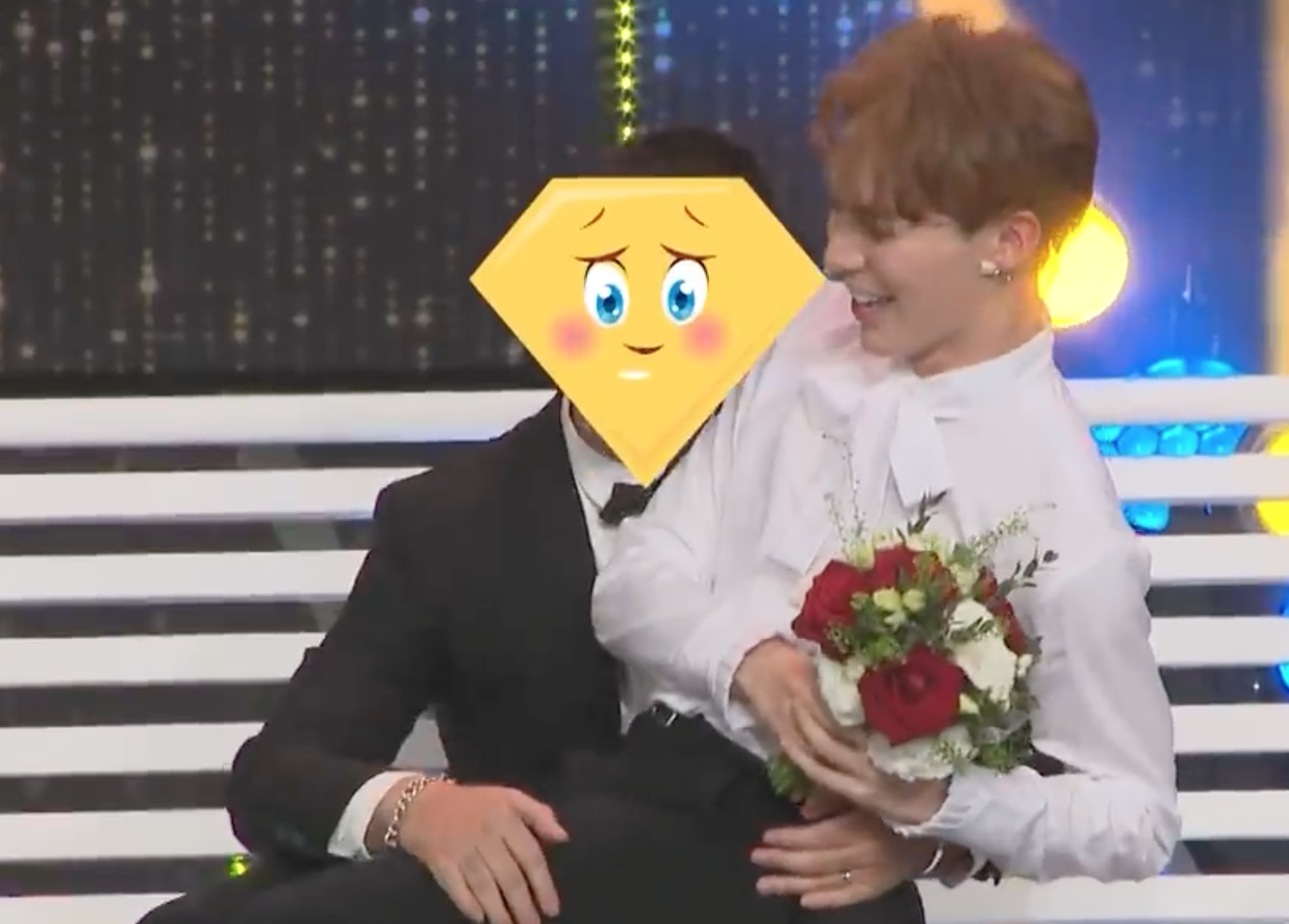 Người ấy là ai: Đức Phúc, Erik ngại ngùng khi được trai đẹp ôm hôn, bế bổng