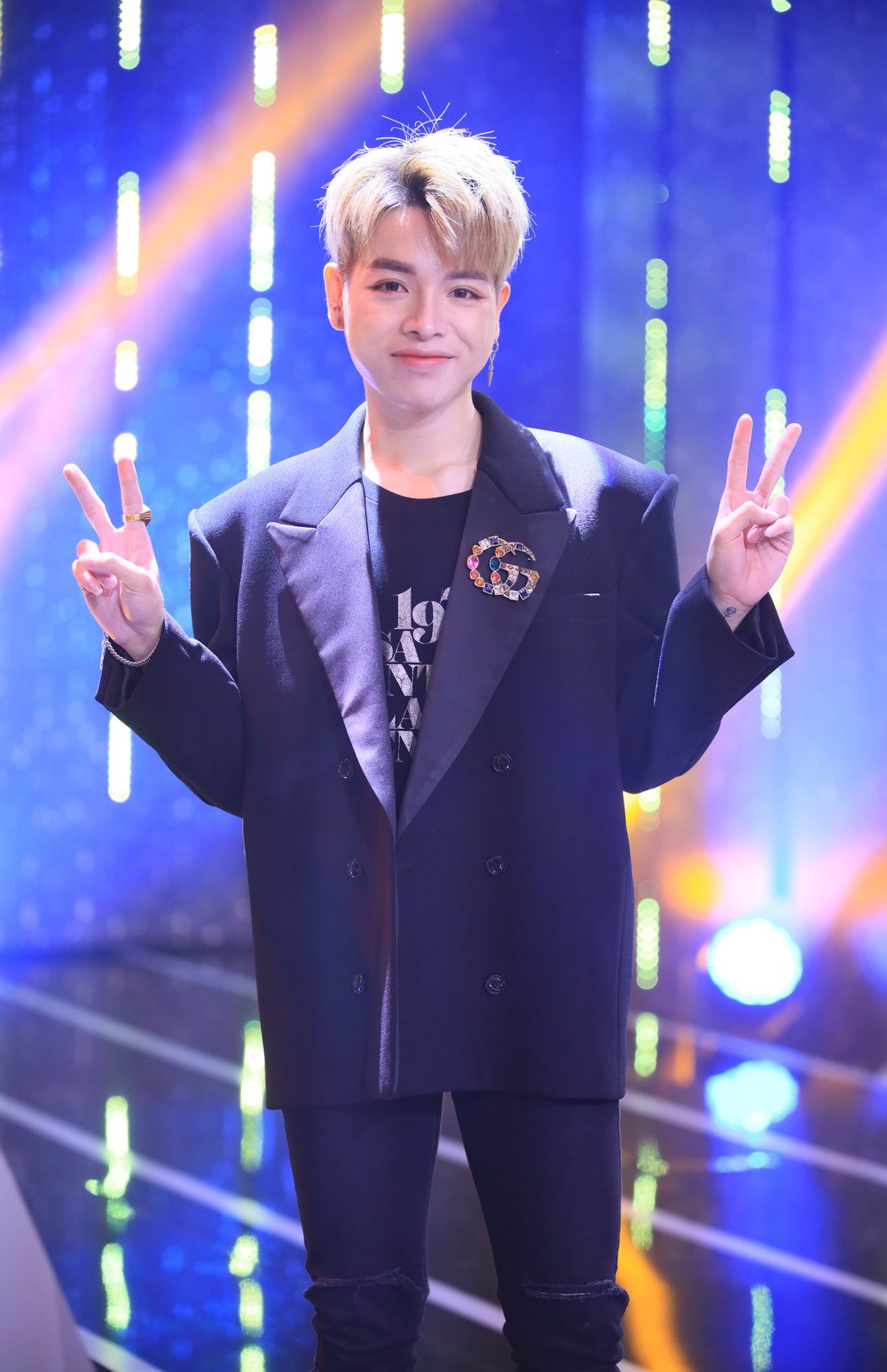 Người ấy là ai: Đức Phúc, Erik ngại ngùng khi được trai đẹp ôm hôn, bế bổng