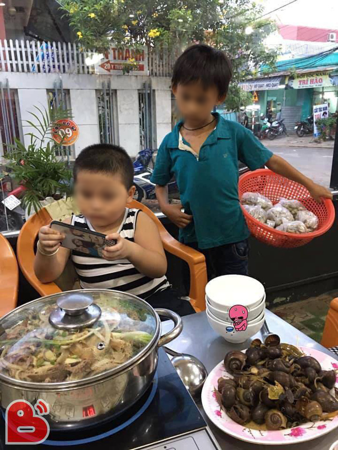 1 bức ảnh, 2 số phận: Hình ảnh cậu bé bán hàng rong lặng lẽ xem ké điện thoại của người bạn cùng tuổi bên bàn lẩu khiến nhiều người xót xa