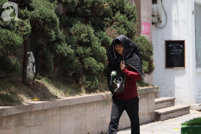 Chùm ảnh: Người Hà Nội vật vã di chuyển giữa trời nóng như lửa đốt, có nơi lên tới hơn 40 độ C