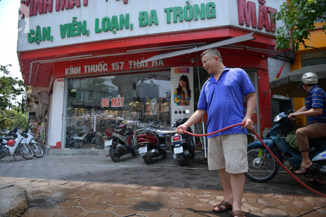 Chùm ảnh: Người Hà Nội vật vã di chuyển giữa trời nóng như lửa đốt, có nơi lên tới hơn 40 độ C