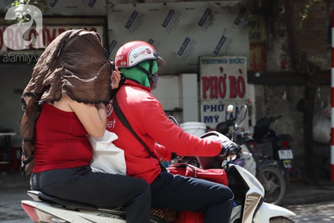 Chùm ảnh: Người Hà Nội vật vã di chuyển giữa trời nóng như lửa đốt, có nơi lên tới hơn 40 độ C