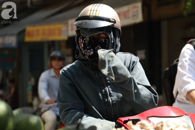 Chùm ảnh: Người Hà Nội vật vã di chuyển giữa trời nóng như lửa đốt, có nơi lên tới hơn 40 độ C