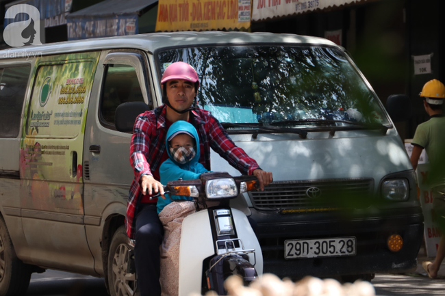 Chùm ảnh: Người Hà Nội vật vã di chuyển giữa trời nóng như lửa đốt, có nơi lên tới hơn 40 độ C