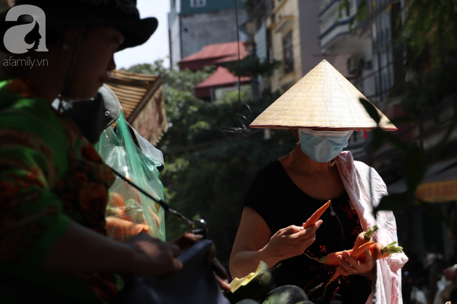 Chùm ảnh: Người Hà Nội vật vã di chuyển giữa trời nóng như lửa đốt, có nơi lên tới hơn 40 độ C