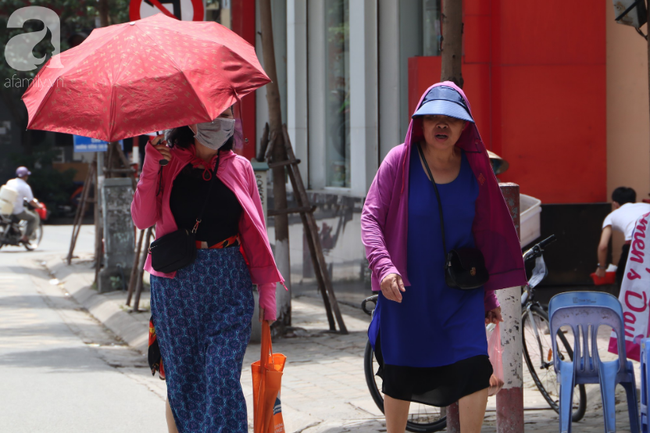 Chùm ảnh: Người Hà Nội vật vã di chuyển giữa trời nóng như lửa đốt, có nơi lên tới hơn 40 độ C