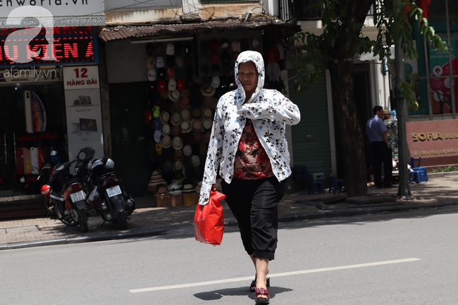 Chùm ảnh: Người Hà Nội vật vã di chuyển giữa trời nóng như lửa đốt, có nơi lên tới hơn 40 độ C
