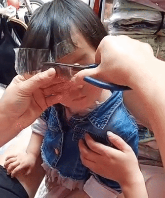 Sáng tạo vàng trong làng cắt tóc: Đỉnh cao cắt mái cực đơn giản mà không cần bắt lũ nhóc tỳ phải ngồi im bất động