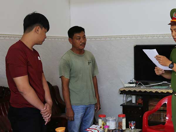 Níu kéo tình cảm bất thành, thanh niên lao vào phòng ngủ đâm bạn gái tới tấp