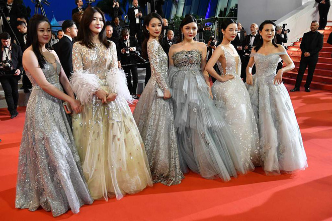 Sốc trước các trò lố trên thảm đỏ LHP Cannes 2019, xuất hiện ồ ạt mỹ nhân đến từ Trung Quốc