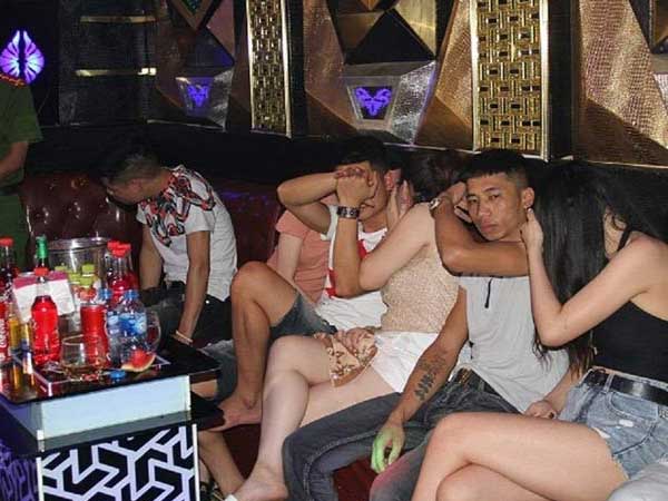 Quán karaoke chứa hơn 50 nam nữ bay lắc cùng ma túy
