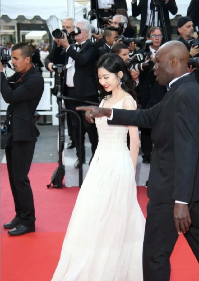 Sốc trước các trò lố trên thảm đỏ LHP Cannes 2019, xuất hiện ồ ạt mỹ nhân đến từ Trung Quốc