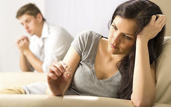 Chồng đưa con riêng về rồi ngủ lại với vợ cũ, tôi nói thì anh bảo: Vợ cũ cũng là vợ mình, chúng tôi ngủ với nhau là lẽ thường