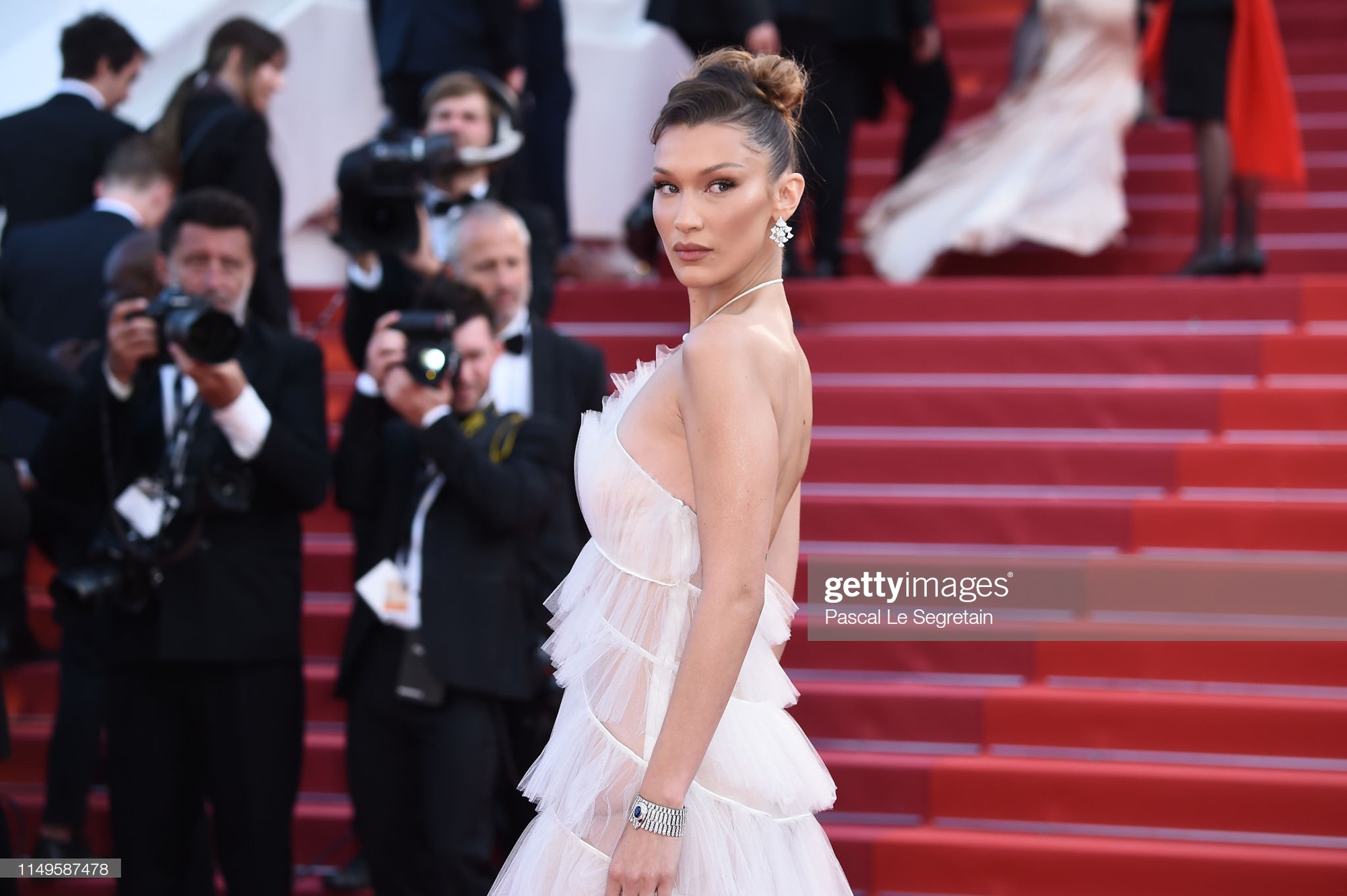 Thảm đỏ Cannes ngày 3: HLV The Face Thái Lan bất ngờ vùng lên chặt chém Bella Hadid cùng dàn mỹ nhân váy xẻ Thảm đỏ Cannes ngày 3: HLV The Face Thái Lan bất ngờ vùng lên chặt chém Bella Hadid cùng dàn mỹ nhân váy xẻ