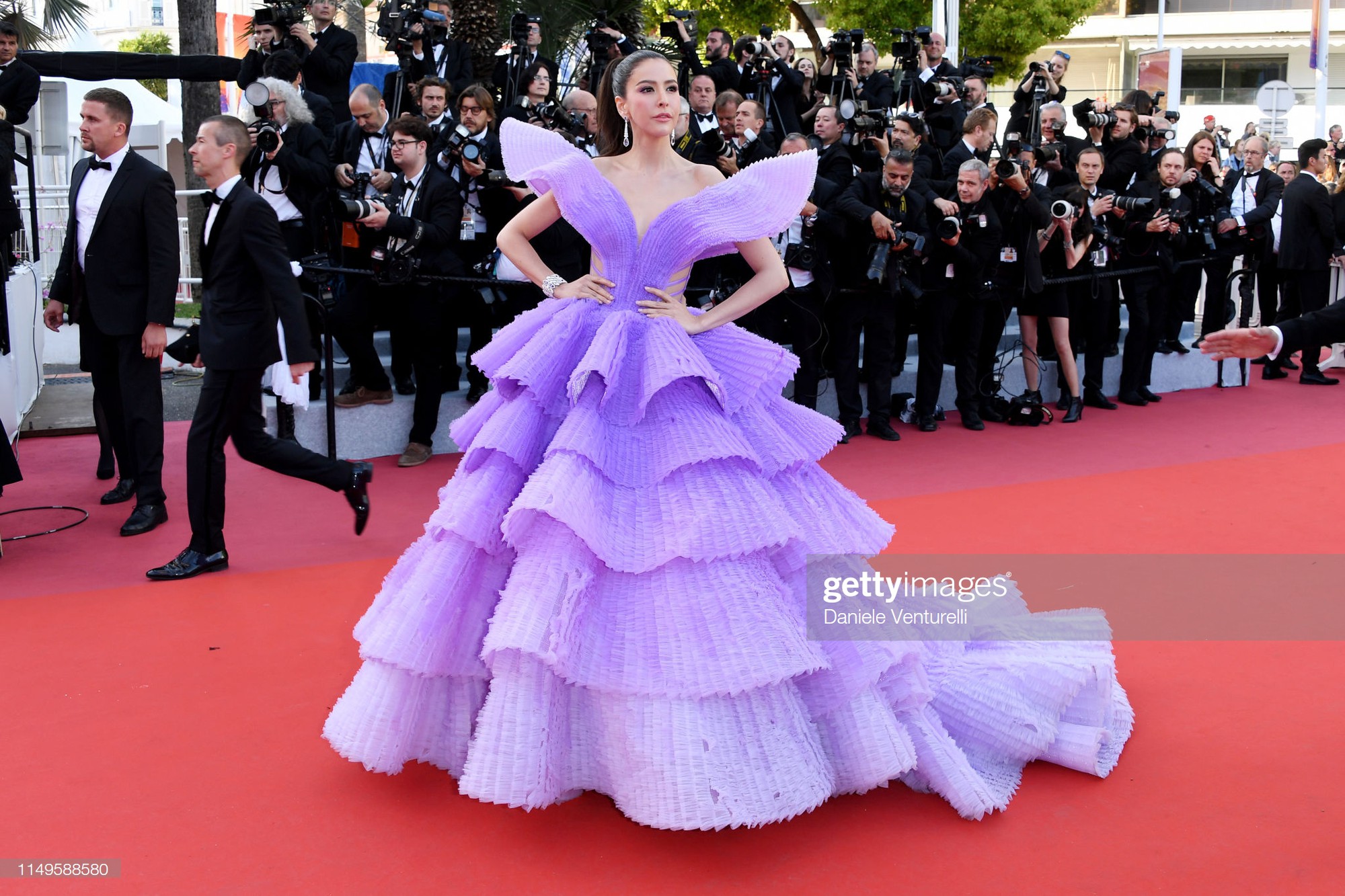 Thảm đỏ Cannes ngày 3: HLV The Face Thái Lan bất ngờ vùng lên chặt chém Bella Hadid cùng dàn mỹ nhân váy xẻ Thảm đỏ Cannes ngày 3: HLV The Face Thái Lan bất ngờ vùng lên chặt chém Bella Hadid cùng dàn mỹ nhân váy xẻ