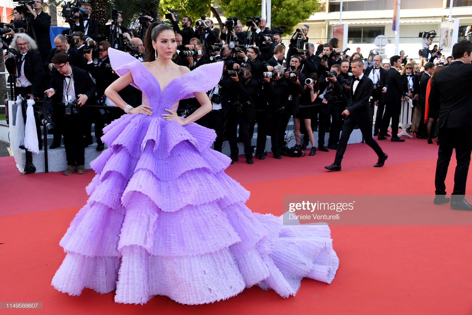 Thảm đỏ Cannes ngày 3: HLV The Face Thái Lan bất ngờ vùng lên chặt chém Bella Hadid cùng dàn mỹ nhân váy xẻ Thảm đỏ Cannes ngày 3: HLV The Face Thái Lan bất ngờ vùng lên chặt chém Bella Hadid cùng dàn mỹ nhân váy xẻ