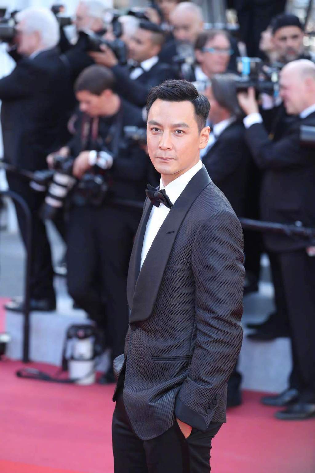 Thảm đỏ Cannes ngày 3: HLV The Face Thái Lan bất ngờ vùng lên chặt chém Bella Hadid cùng dàn mỹ nhân váy xẻ