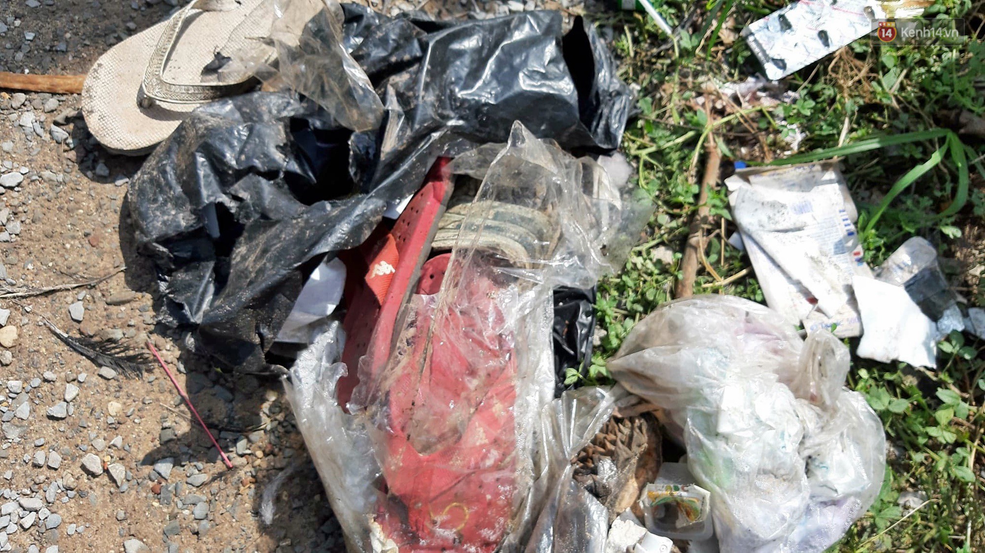 Cảnh sát vào rừng cao su, truy tìm dấu vết để phá án vụ 2 thi thể trong thùng nước đổ bê tông