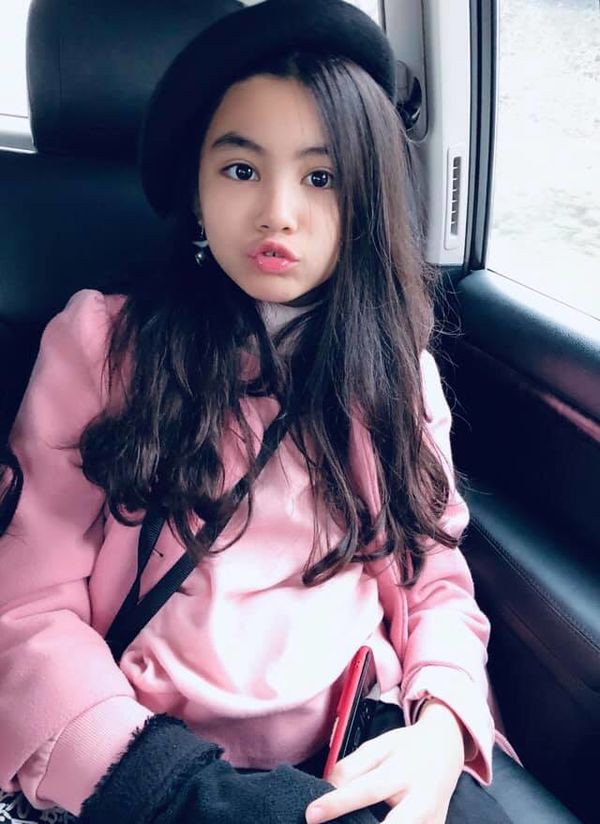 2 cô con gái nhà Quyền Linh: Cô chị được ví như Trương Bá Chi, cô em gây ấn tượng nhờ đặc điểm ăn tiền này