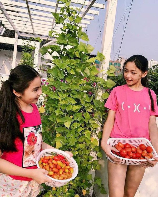 2 cô con gái nhà Quyền Linh: Cô chị được ví như Trương Bá Chi, cô em gây ấn tượng nhờ đặc điểm ăn tiền này