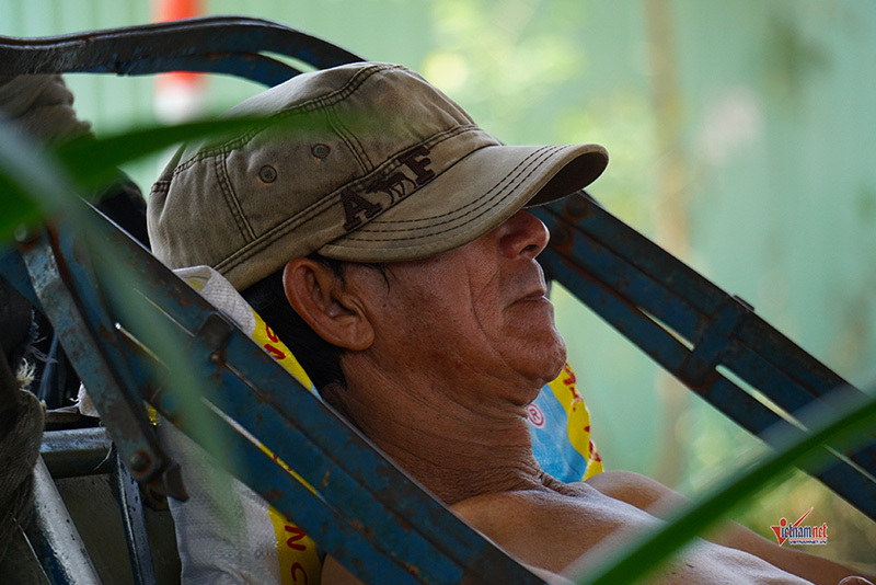 Nắng gắt hơn 40 độ, dân Đà Nẵng chui gầm cầu ăn ngủ