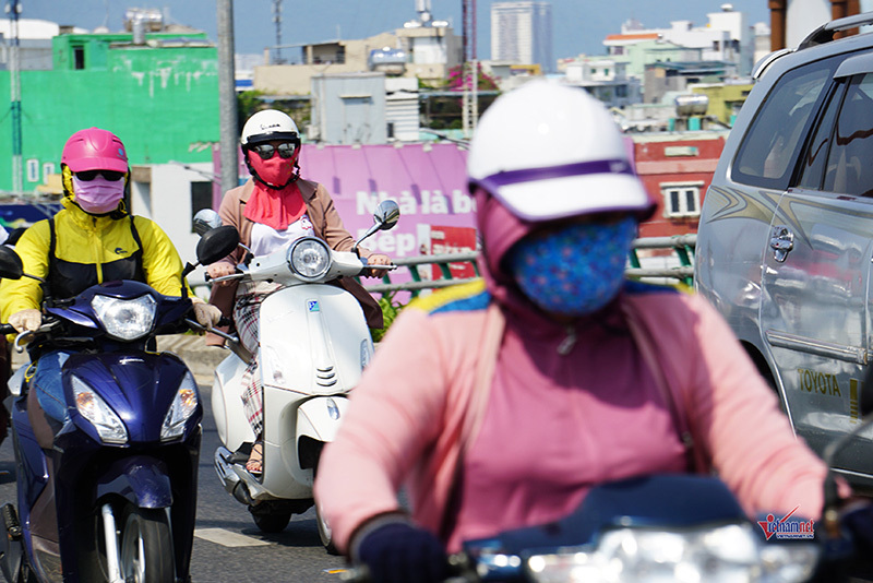 Nắng gắt hơn 40 độ, dân Đà Nẵng chui gầm cầu ăn ngủ