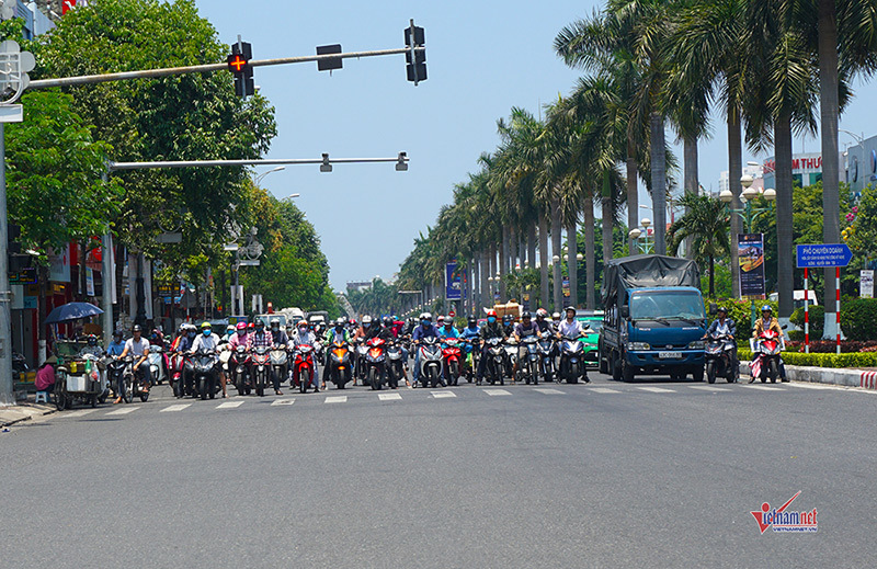 Nắng gắt hơn 40 độ, dân Đà Nẵng chui gầm cầu ăn ngủ