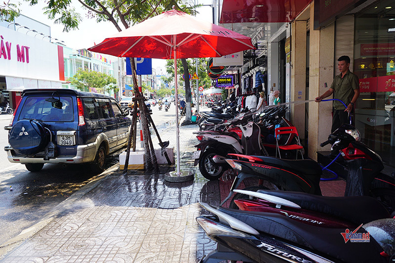 Nắng gắt hơn 40 độ, dân Đà Nẵng chui gầm cầu ăn ngủ