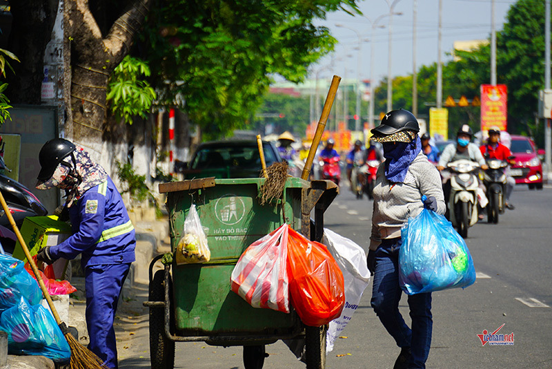 Nắng gắt hơn 40 độ, dân Đà Nẵng chui gầm cầu ăn ngủ