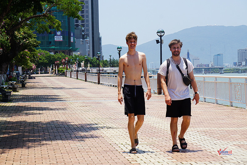 Nắng gắt hơn 40 độ, dân Đà Nẵng chui gầm cầu ăn ngủ