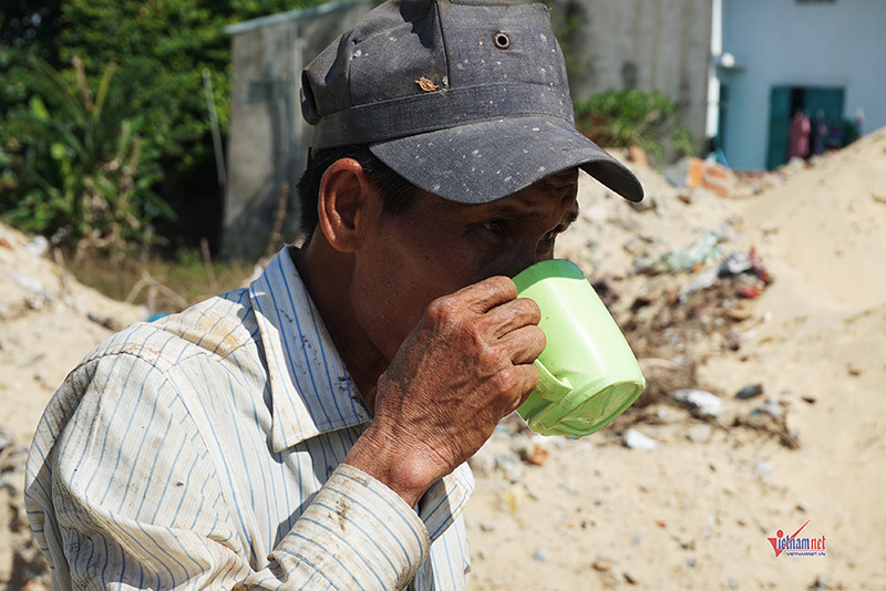 Nắng gắt hơn 40 độ, dân Đà Nẵng chui gầm cầu ăn ngủ