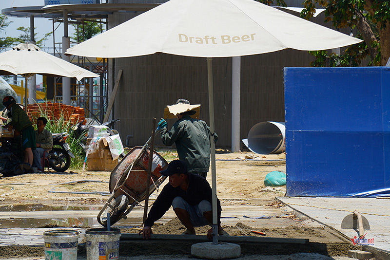 Nắng gắt hơn 40 độ, dân Đà Nẵng chui gầm cầu ăn ngủ