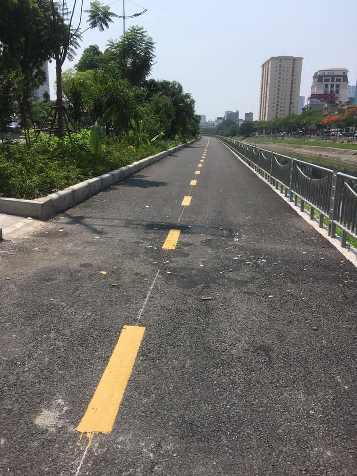 Đống bát đũa xốp, túi nilon cùng đồ ăn thừa bị bỏ lại trên đường đi bộ ven bờ sông Tô Lịch khiến nhiều người phẫn nộ