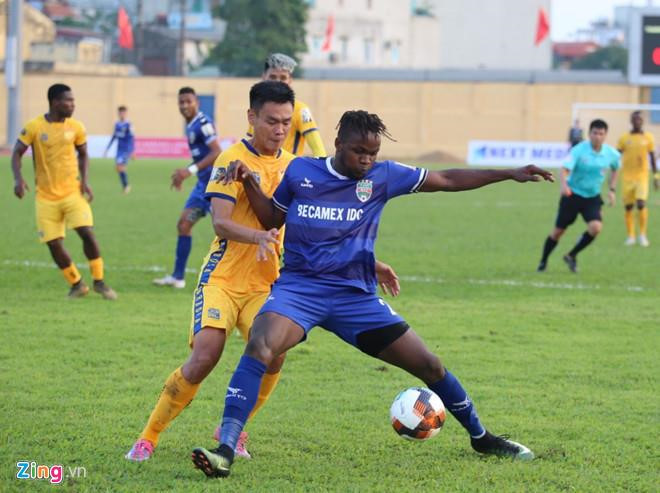 Thêm một cầu thủ phải đi cấp cứu tại V.League 2019