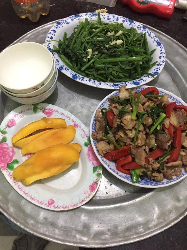 Nấu mâm cơm đơn giản nhưng đầy đủ mà chồng vẫn bỏ ra ngoài ăn, vợ trẻ bị chị em chỉ ngay thiếu sót rành rành