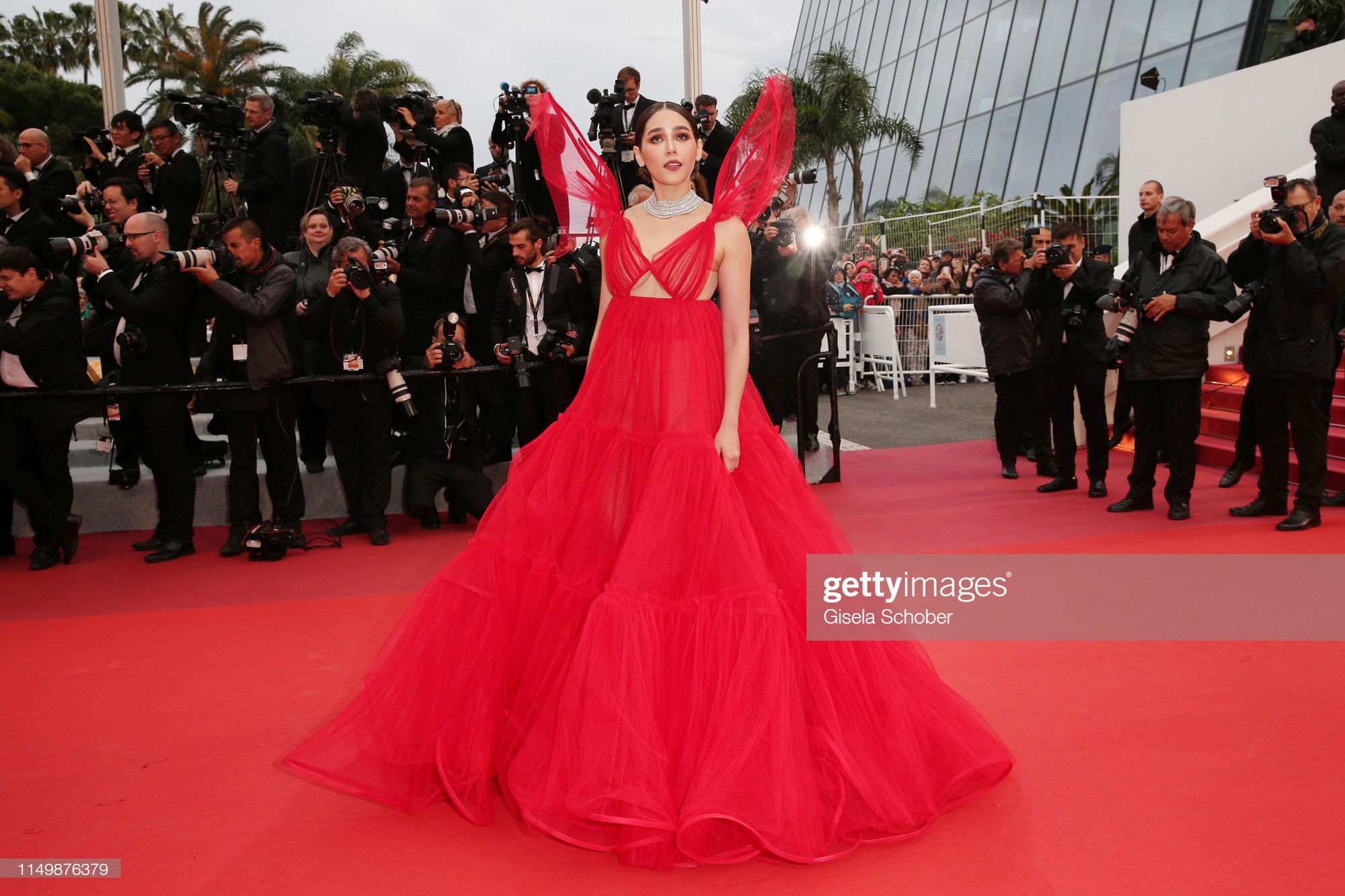Ngày 4 Cannes: Bella Hadid diễn sâu hết cỡ bên Hoa hậu Thế giới trội nhất thảm đỏ, Thánh lố hoa lá hẹ xuất hiện