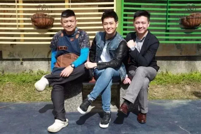 Lâm Chí Dĩnh giàu có bậc nhất, anh trai vất vả bán đồ ăn ở vỉa hè