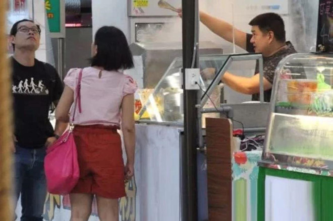 Lâm Chí Dĩnh giàu có bậc nhất, anh trai vất vả bán đồ ăn ở vỉa hè