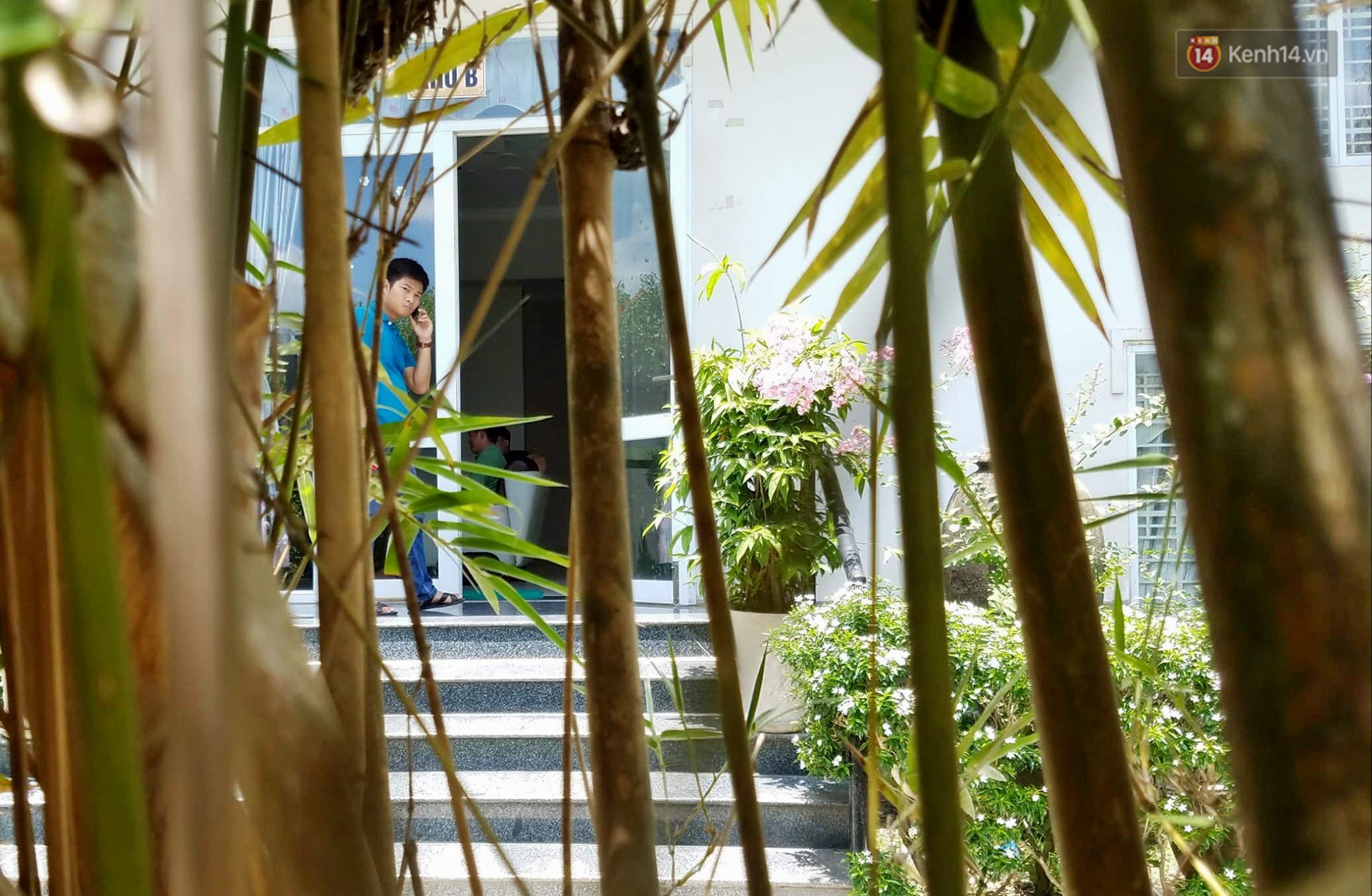 Cảnh sát khám xét căn phòng khách sạn nơi 4 nghi phạm trú ngụ sau khi giết 2 người rồi đổ bê tông phi tang xác