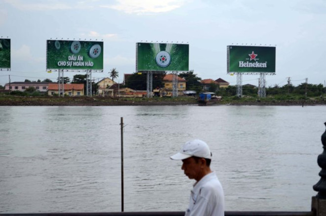 Cấm quảng cáo rượu bia trên 15 độ cồn, cấm uống rượu bia ở trường học