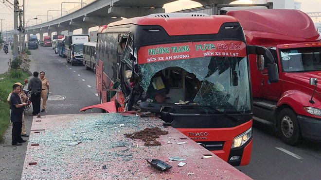 Tông đuôi xe đầu kéo, phụ xe Phương Trang tử vong