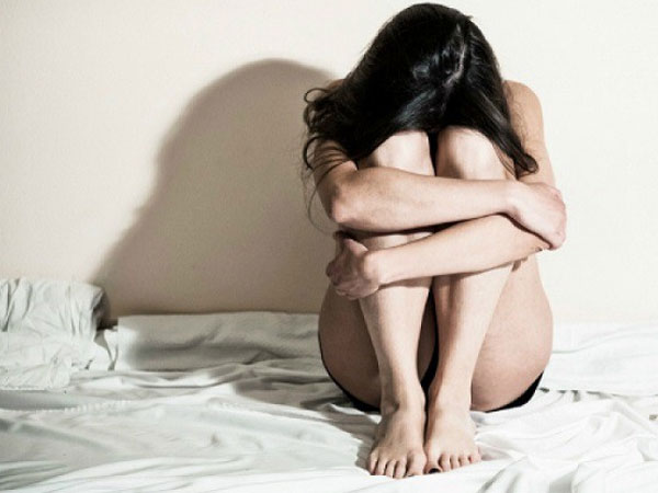 Đêm tân hôn, không thấy chồng đâu, tôi đi tìm thì bất ngờ nghe được câu thì thầm máu lạnh của chồng qua điện thoại