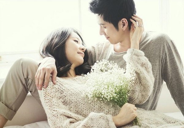 Đêm tân hôn, không thấy chồng đâu, tôi đi tìm thì bất ngờ nghe được câu thì thầm máu lạnh của chồng qua điện thoại