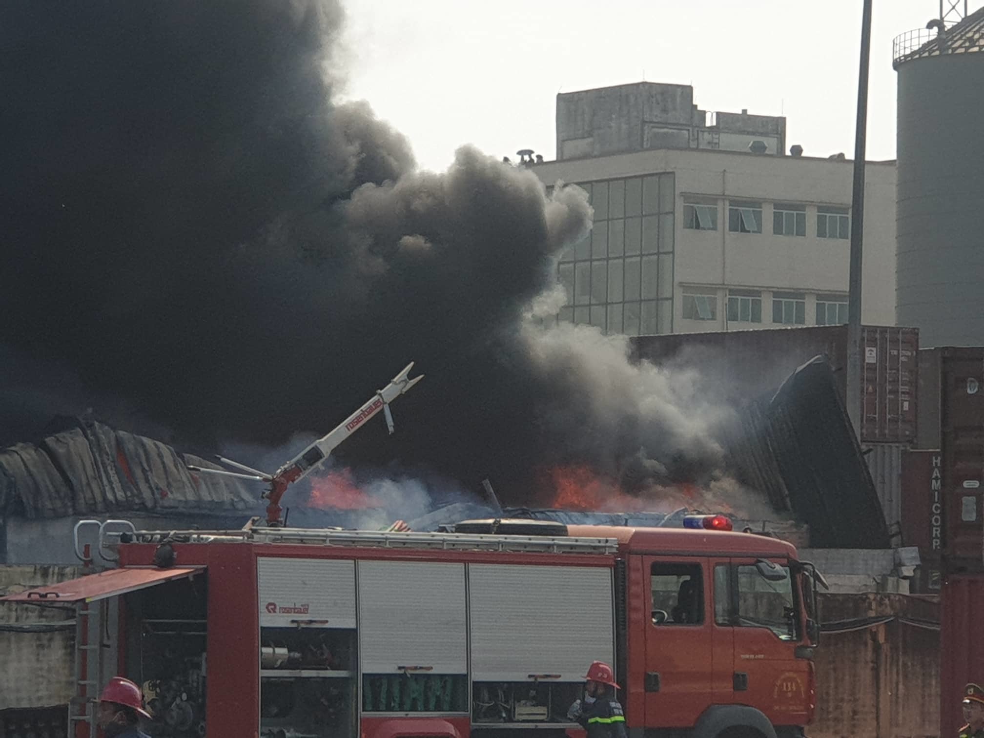 Hải Phòng: Cháy lớn công ty nhựa gần cây xăng