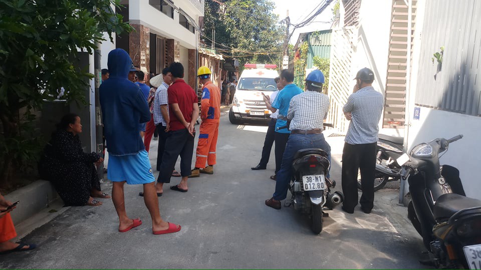 Người dân kể lại giây phút ám ảnh phát hiện người chồng cứa cổ vợ rồi đâm dao vào bụng tự sát ở Hà Tĩnh