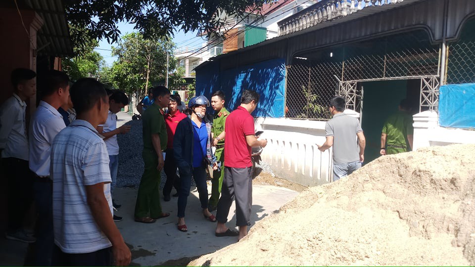 Người dân kể lại giây phút ám ảnh phát hiện người chồng cứa cổ vợ rồi đâm dao vào bụng tự sát ở Hà Tĩnh