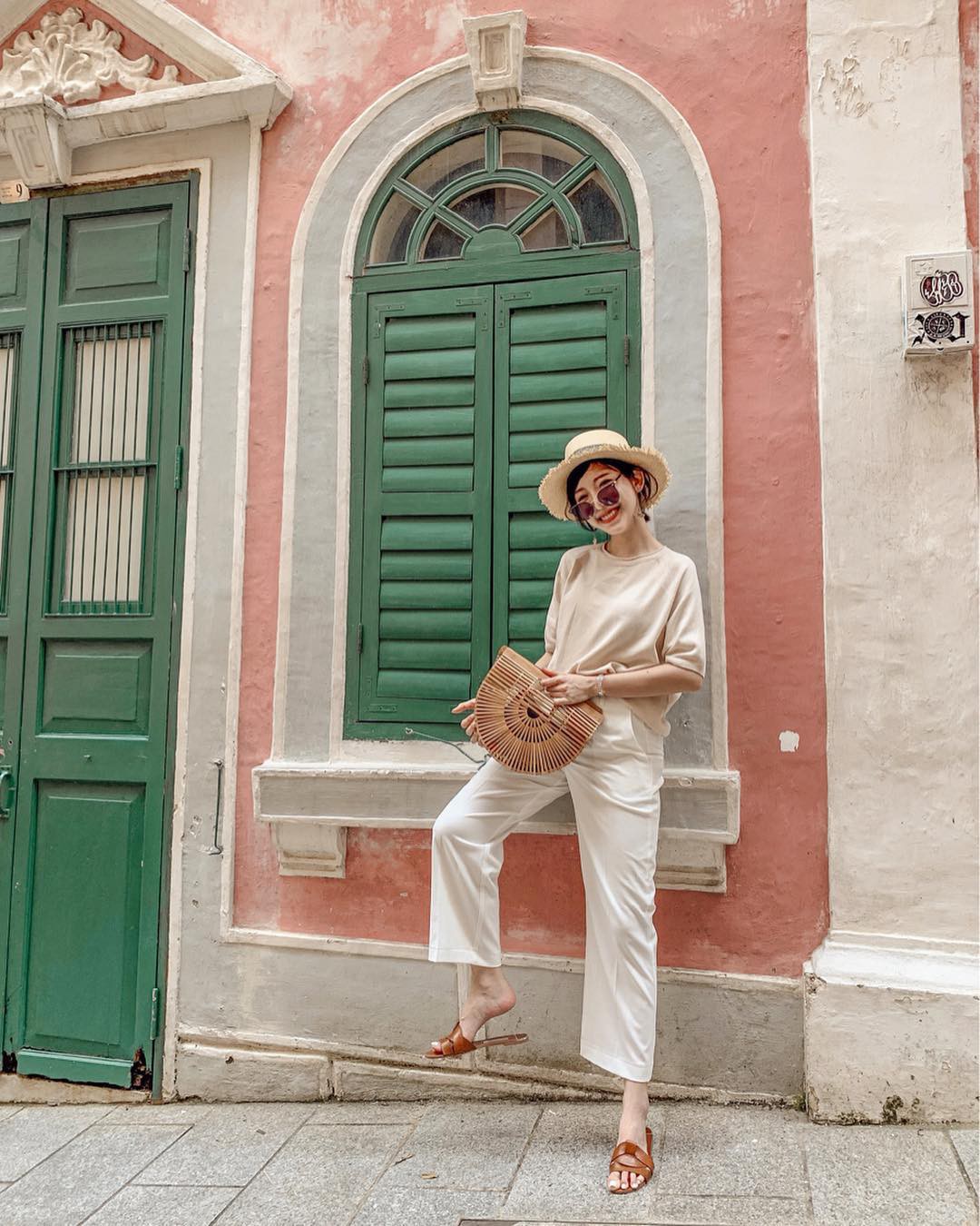 Nắng tưng bừng, các nàng mặc đồ hở chưa chắc đã hay bằng diện 4 items vừa mát mẻ vừa chống nắng hữu hiệu này