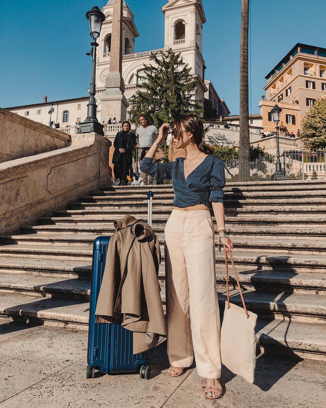 Nắng tưng bừng, các nàng mặc đồ hở chưa chắc đã hay bằng diện 4 items vừa mát mẻ vừa chống nắng hữu hiệu này