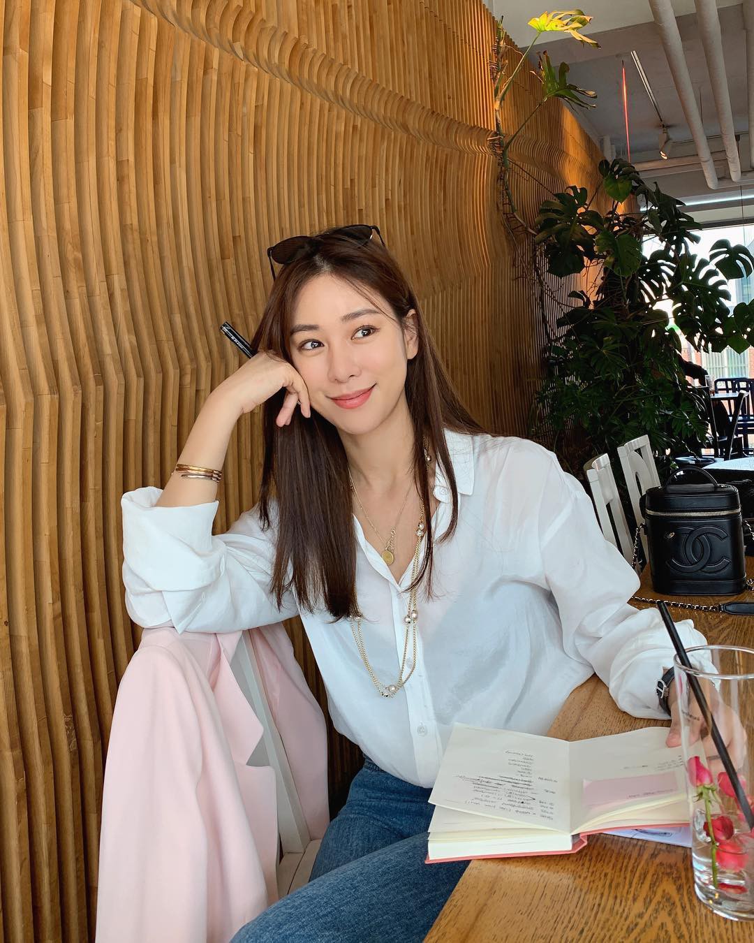 Nắng tưng bừng, các nàng mặc đồ hở chưa chắc đã hay bằng diện 4 items vừa mát mẻ vừa chống nắng hữu hiệu này