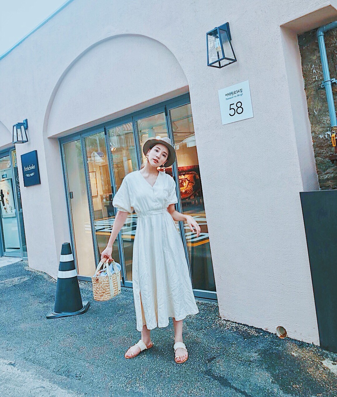 Nắng tưng bừng, các nàng mặc đồ hở chưa chắc đã hay bằng diện 4 items vừa mát mẻ vừa chống nắng hữu hiệu này